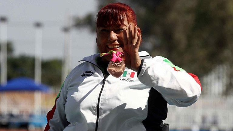 Dora García, presumiendo la medalla que ganó en los Parapanamericanos de Guadalajara