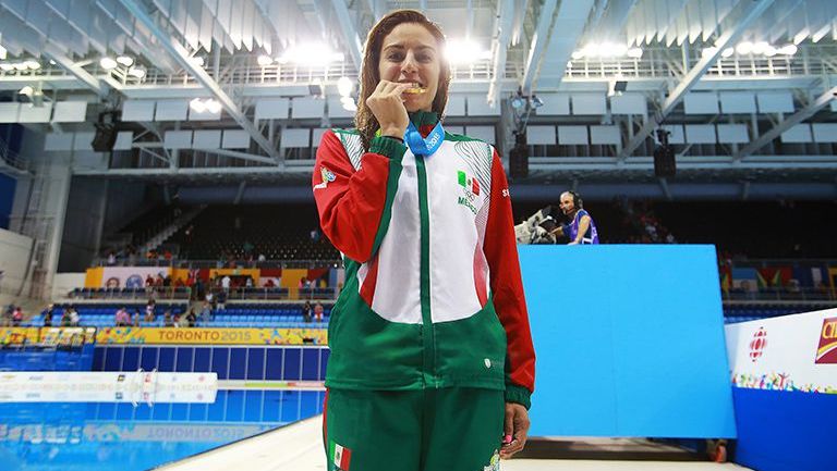 Paola presume la medalla que ganó en los Panamericanos de 2015