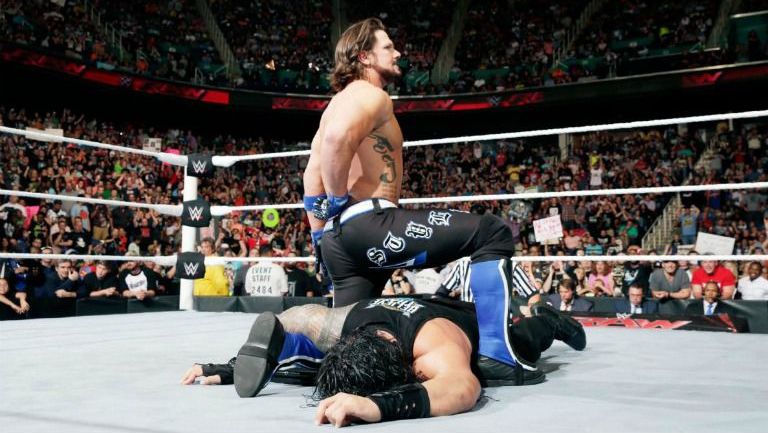 AJ Styles después de aplicarle el  'Styles Clash' a Roman Reigns