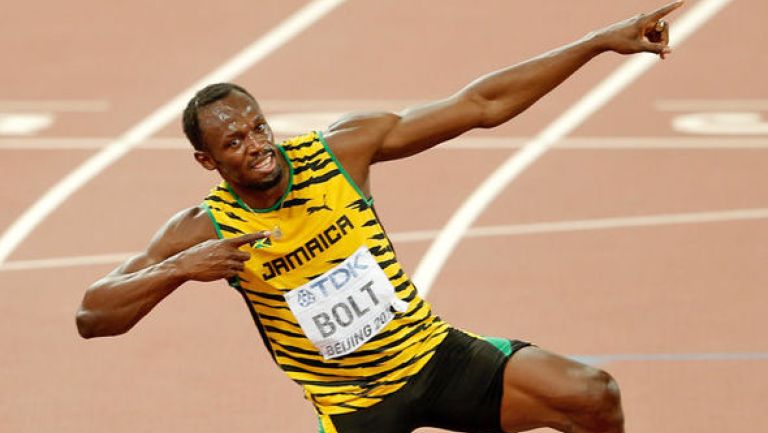 Bolt realiza su tradicional festejo tras ganar una competencia