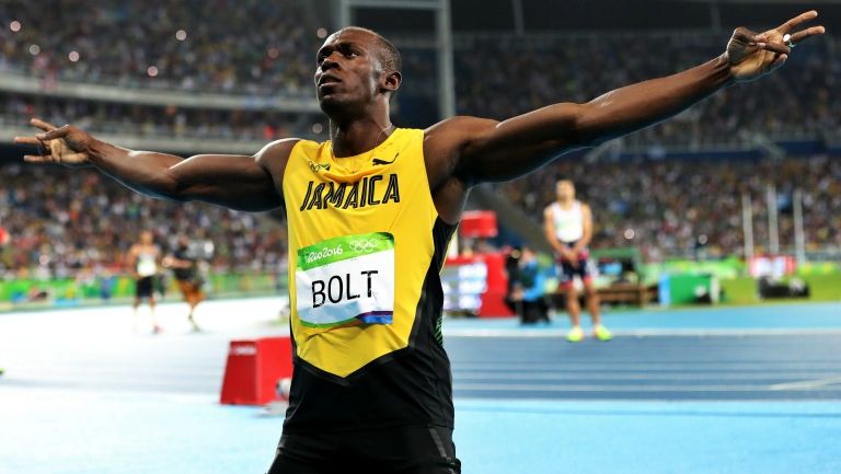 Bolt festeja tras ganar la prueba