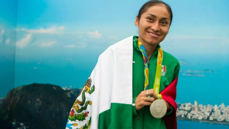 Lupita González posa para la lente de RÉCORD con la bandera y su medalla de plata