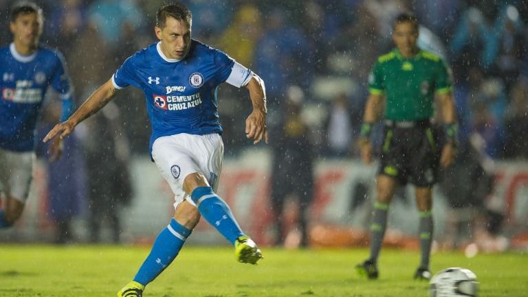 Christian Giménez dispara a portería en un duelo de Cruz Azul en la Copa MX