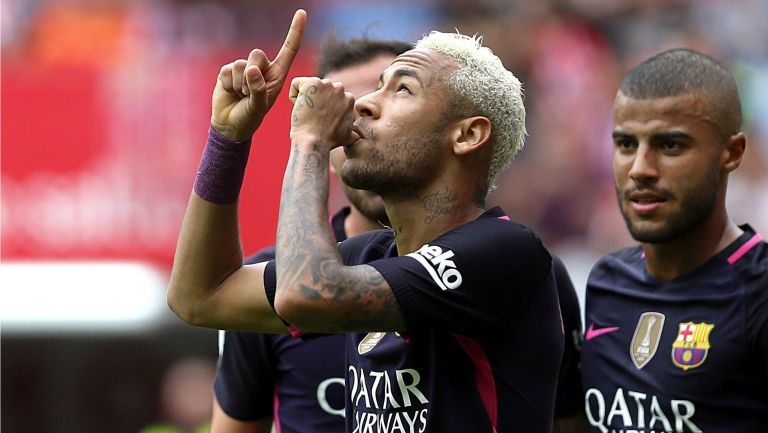 Neymar festeja gol contra el Sporting de Gijón