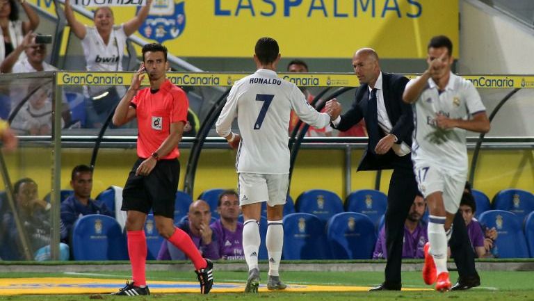 Cristiano Ronaldo le da la mano a Zidane tras su cambio en duelo contra Las Palmas