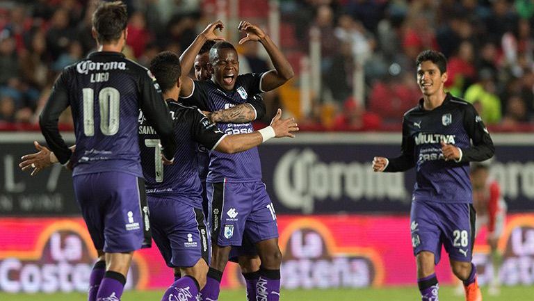 Jugadores del Querétaro festejan el gol de Yerson Candelo contra Necaxa