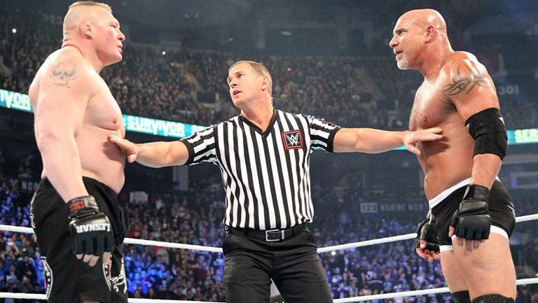 Lesnar y Goldberg son separados por el réferi