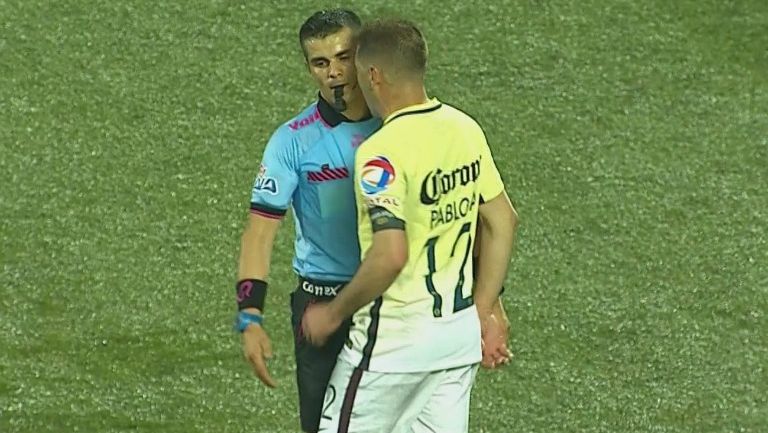 Pablo Aguilar le da un cabezazo al árbitro en un juego de Copa MX