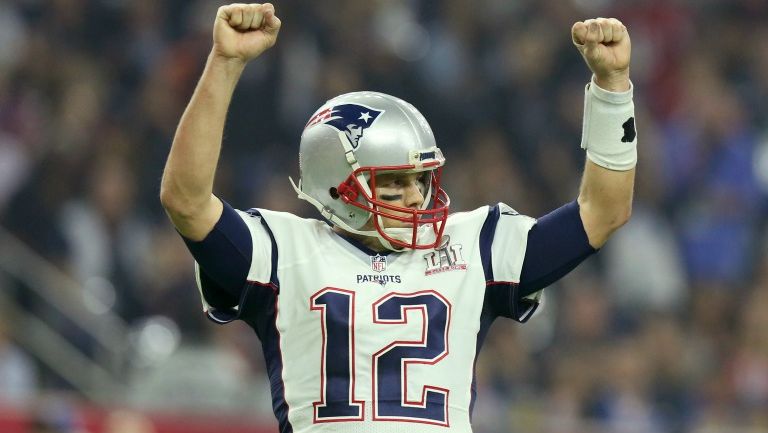 Brady levanta los brazos en el Super Bowl LI