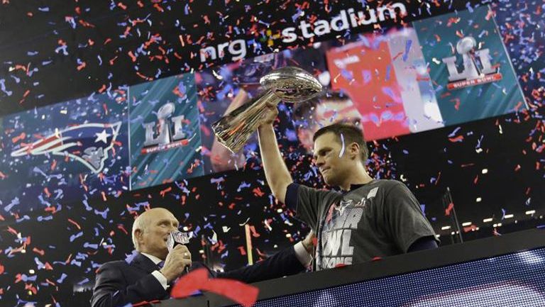 Tom Brady alza el Vince Lombardi tras vencer a Falcons