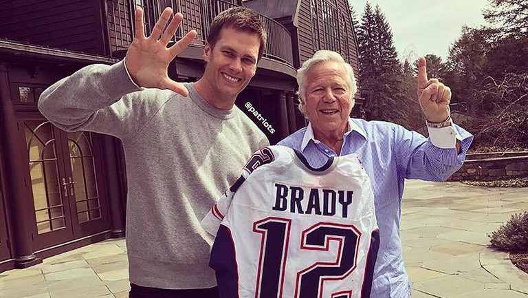 Tom Brady y Robert Kraft posan con el jersey robado