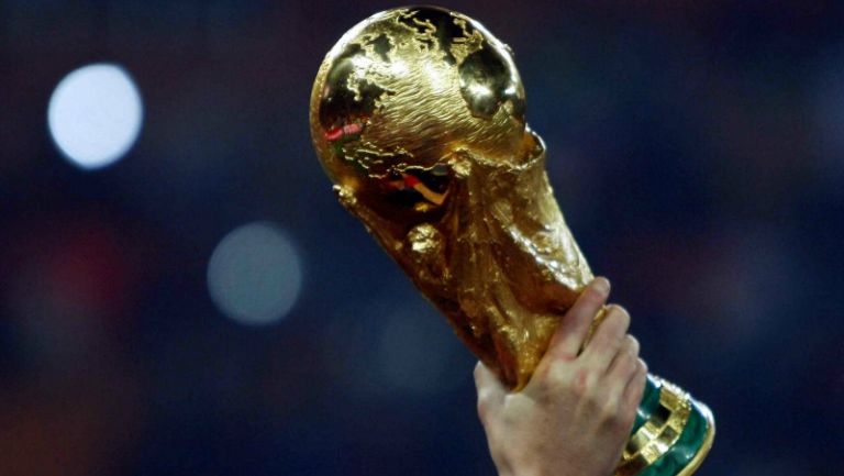 El trofeo de la Copa del Mundo es alzado tras ser ganado por España en Sudáfrica 2010