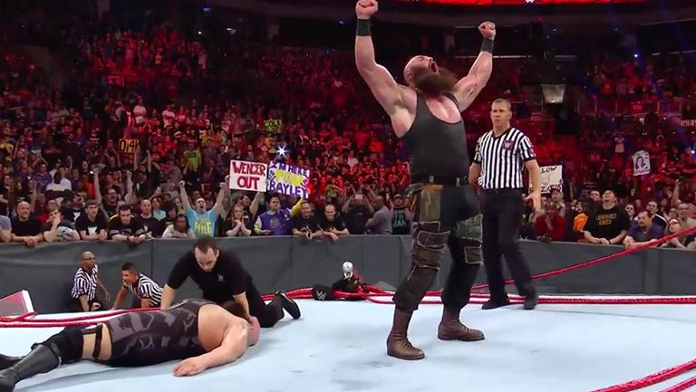 Braun Strowman festeja después de que el ring se destrozó