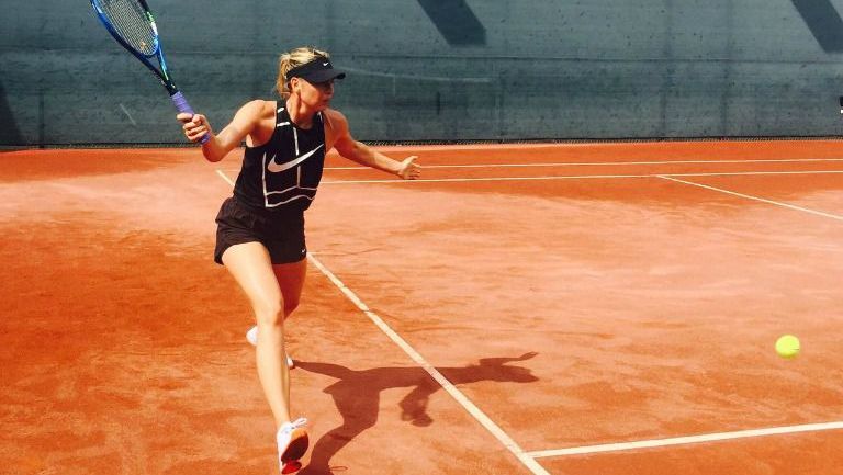 Sharapova práctica antes de regresar al tenis profesional 
