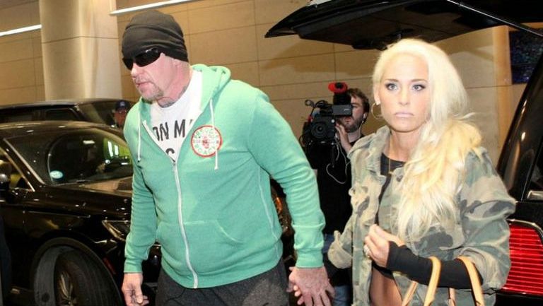 The Undertaker entra al hospital con su esposa