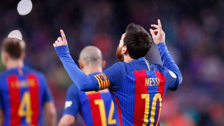 Messi celebra con las manos aputando al aire tras persignarse