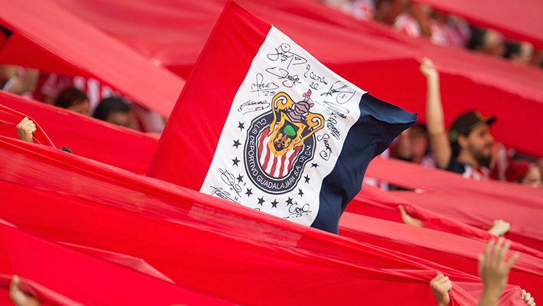 Aficionados de Chivas forman la bandera del equipo