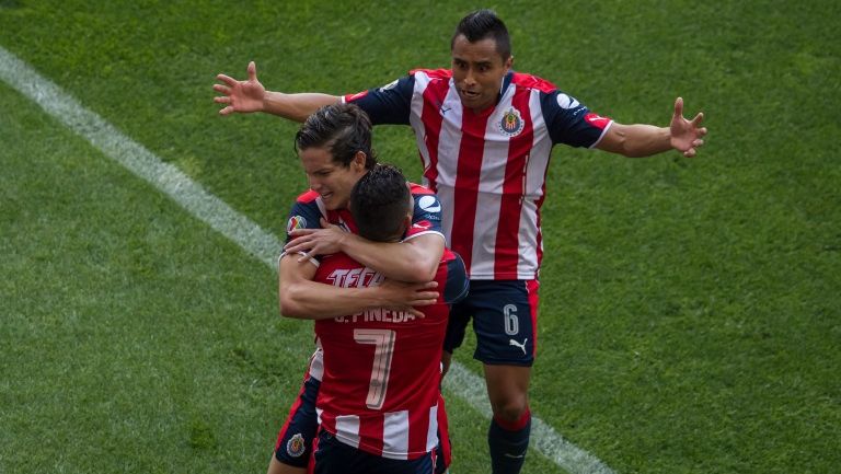 Orbelín Pineda festeja su gol contra Atlas en el Estadio Chivas