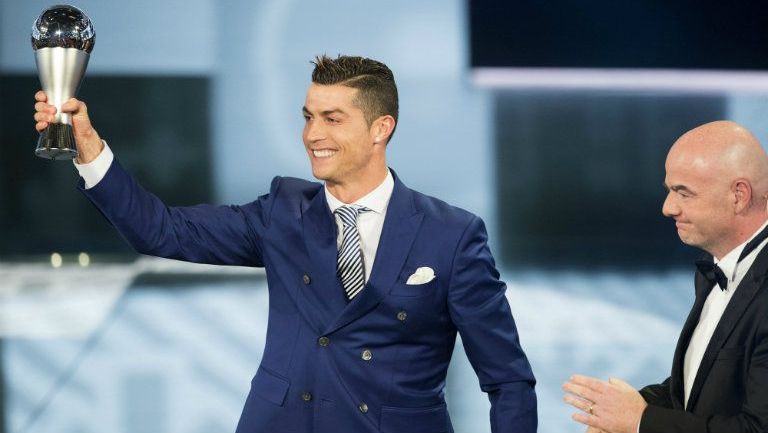 Cristiano Ronaldo levantando el premio 'The Best'