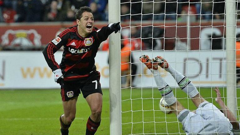 Chicharito Hernández festeja un tanto con el Bayer Leverkusen