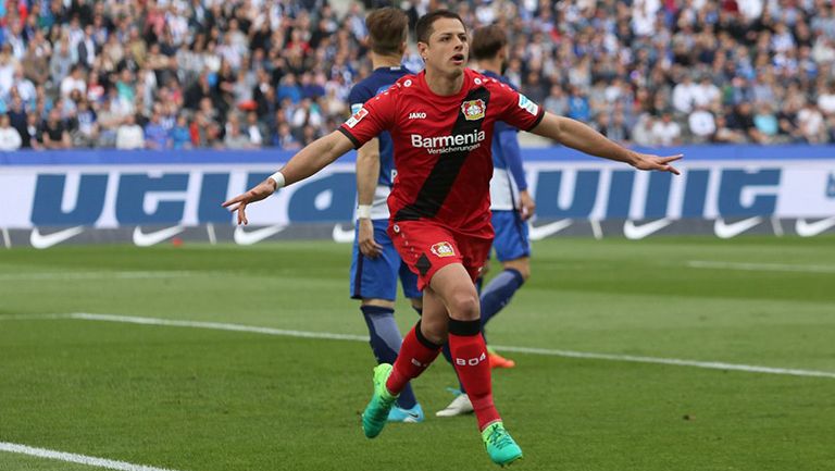 Chicharito celebra su anotación frente al Hertha en Bundesliga 