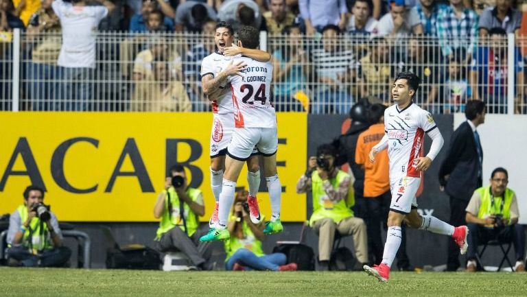 Godínez y Jiménez celebran un gol de Lobos BUAP