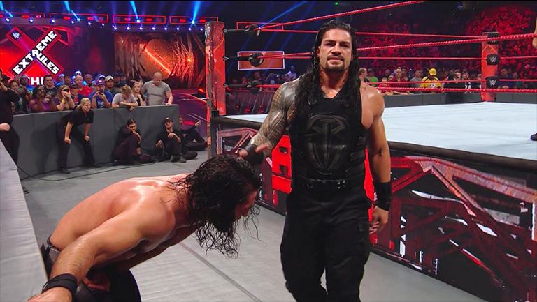 Roman Reigns durante el combate contr Seth Rollins