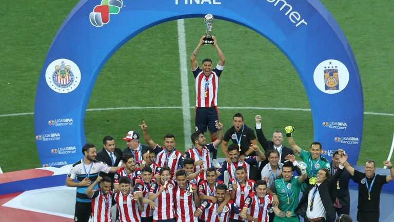Chivas levanta el trofeo tras vencer a Tigres