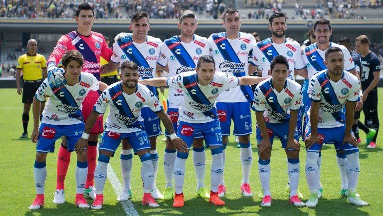 Jugadores de Puebla posan antes de un partido