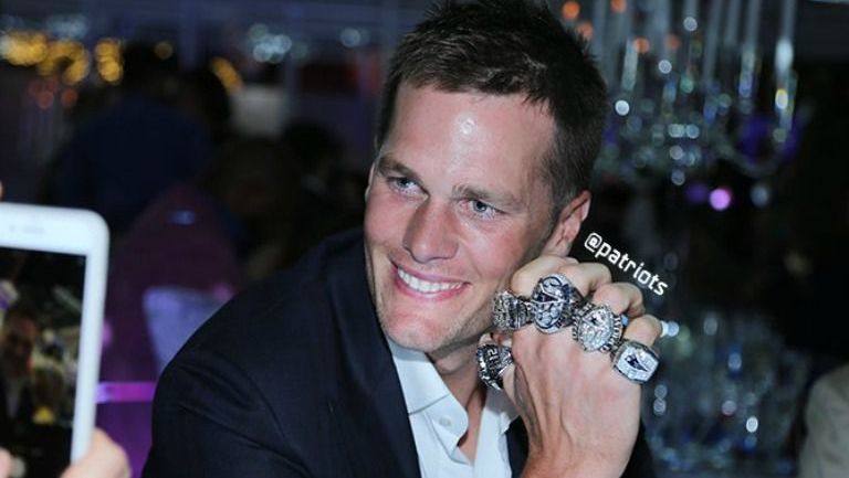 Tom Brady presume sus cinco anillos de campeón de la NFL