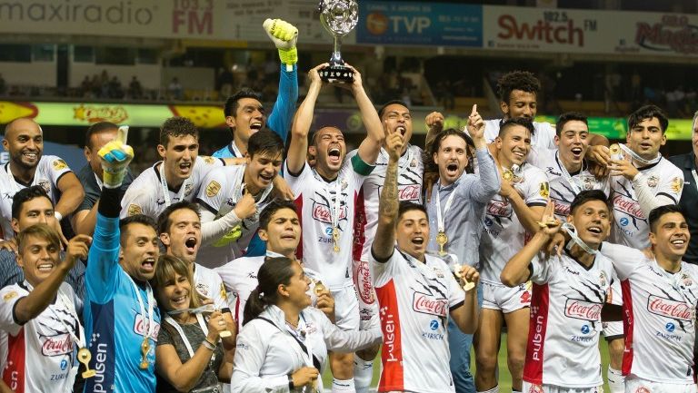 Jugadores celebran el campeonato del Ascenso MX