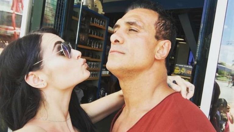 Paige y El Patrón lucen muy enamorados en una foto que compartieron en redes sociales