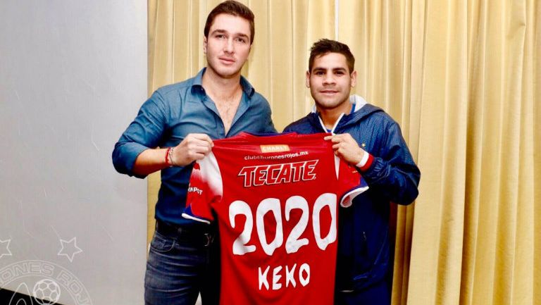 Daniel Villalva junto a Fidel Kuri Mustieles en la renovación del contrato