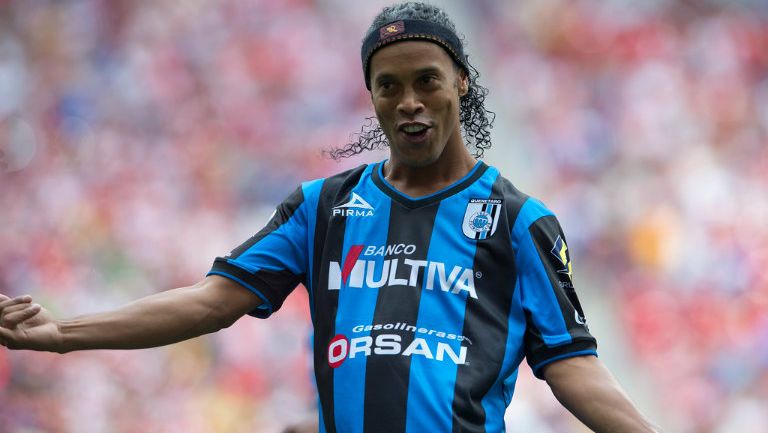 Ronaldinho festeja un gol con Querétaro 