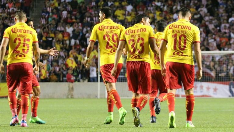 Los jugadores de Morelia festejan el gol con el que empataron a Chivas