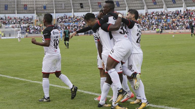 Jugadores de Lobos celebran un gol frente a Santos