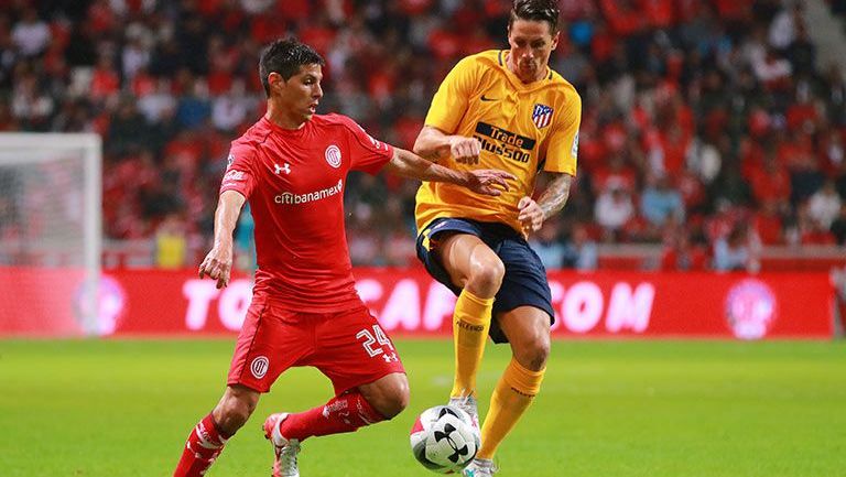 Fernando Torres, disputando el balón en el partido contra Toluca
