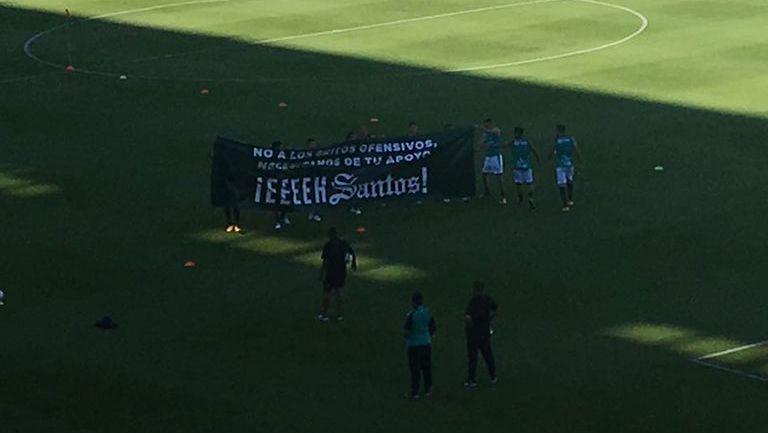 Los jugadores de Santos salen con una manta para erradicar el 'eeh puto'