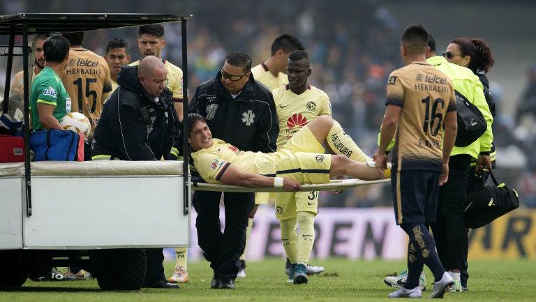 Güemez es retirado en camilla tras la lesión frente a Pumas