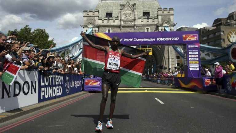 Geoffrey Kirui con la bandera de Kenia tras ganar el Maratón en Londres