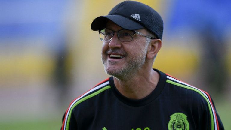 Juan Carlos Osorio sonríe en un entrenamiento con el Tri