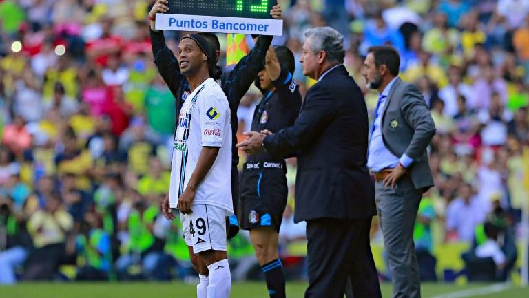 Ronaldinho y Vucetich, en un juego de Gallos Blancos en 2015