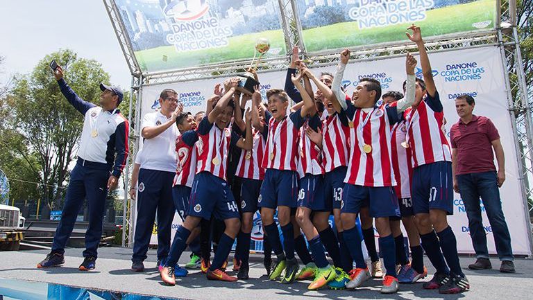 Los jugadores de Chivas festejan con el título