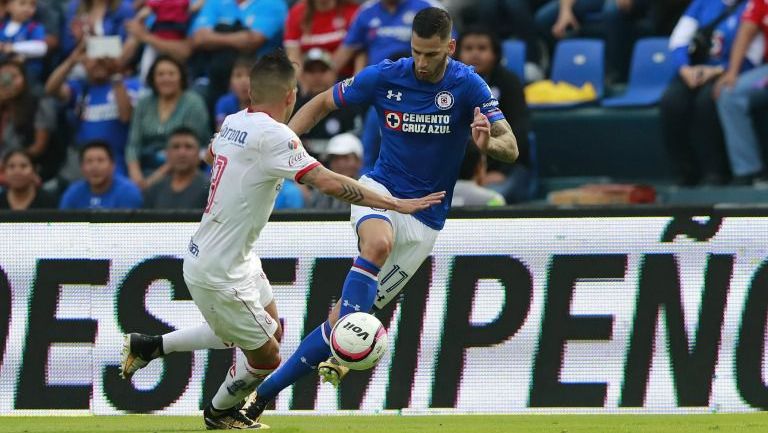 Edgar Méndez disputa un balón en el Cruz Azul vs Toluca del A2017