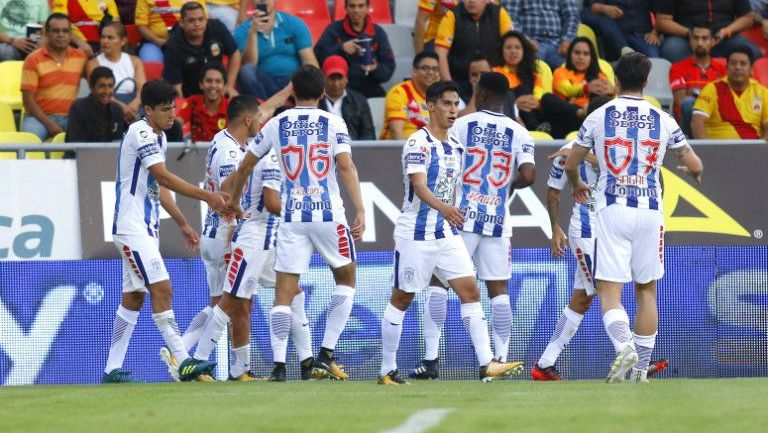 Jugadores de Pachuca celebran el segundo gol del encuentro