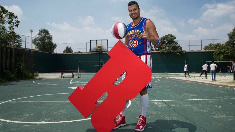 Orlando Mélendez sostiene un balón de basquetbol junto a la 'R' de RÉCORD
