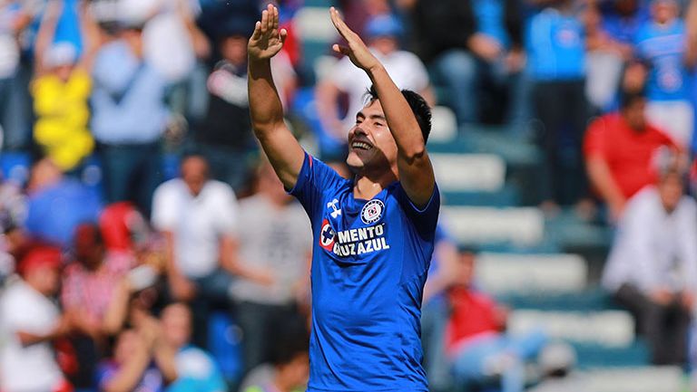 Felipe Mora celebra un gol con Cruz Azul 
