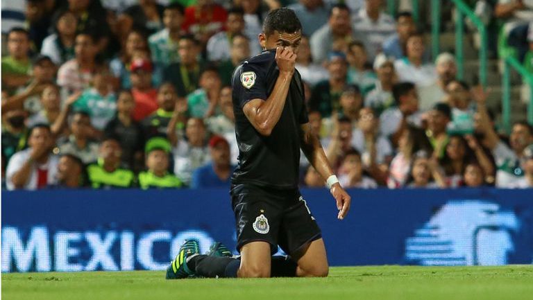 Orbelín Pineda, de rodillas durante el juego contra Santos