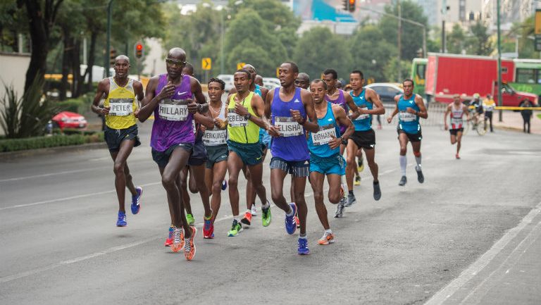 Un grupo de corredores por una avenida de la CDMX en el Maratón de 2015