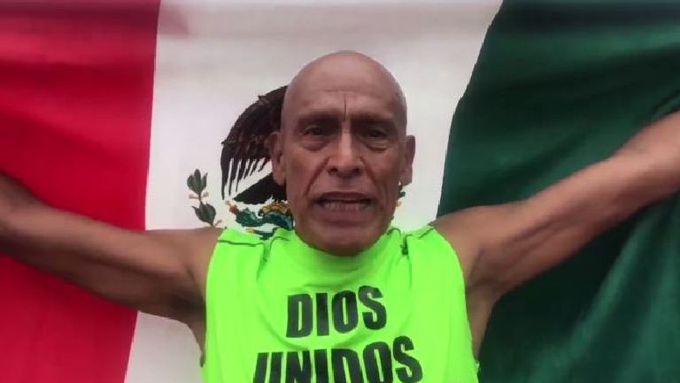 Miguel Vargas posa con la bandera de México tras terminar el Maratón
